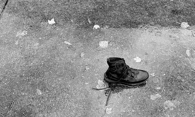 Lone Shoe, Lost in the Rain | Alan Ilagan